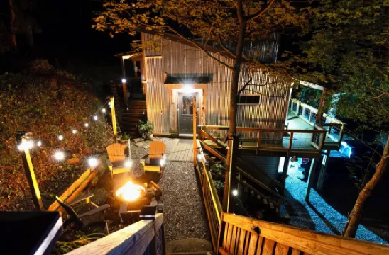 Hillside Haven: King Loft, Wifi,Hot Tub & Fire Pit, 2 Lights to Downtown!