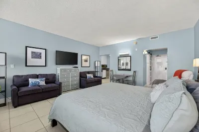 NICE! Great Reviews! Tampa Bay Beach condo with FULL kitchen, Veteran owned