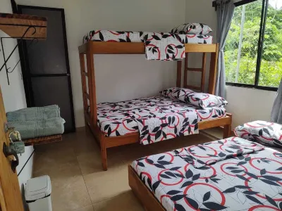 Hostal Rojoyale Отели в г. 