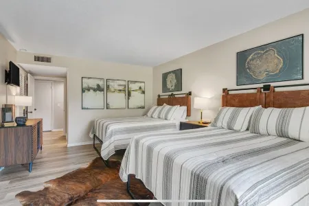 New Listing! Cozy 2-bedroom 3-bath condo on hole 3 of Rayburn Country Club