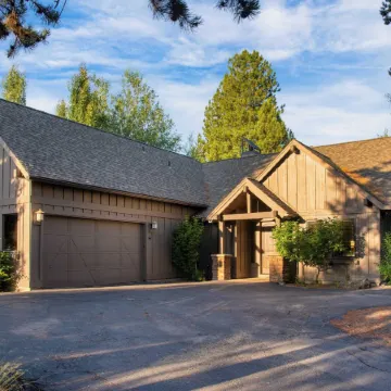 Klamath by AvantStay Premier Lakeside Cabin w Spa Fire Pit Lake Views