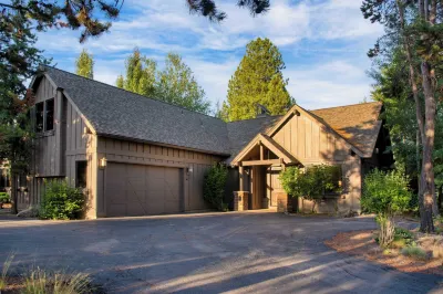 Klamath by AvantStay Premier Lakeside Cabin w Spa Fire Pit Lake Views