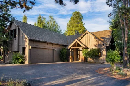 Klamath by AvantStay Premier Lakeside Cabin w Spa Fire Pit Lake Views