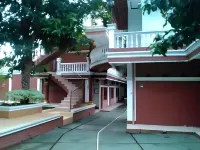 Losmen Kebun Indah Hotels in Jatiasih