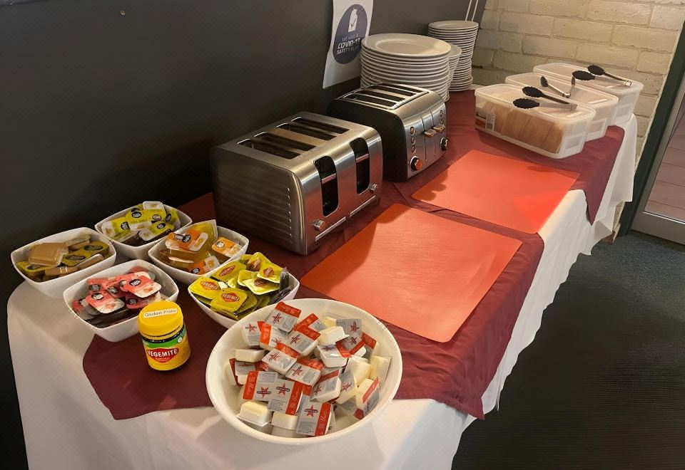 파인 트리 모텔의 야외 수영장 전경