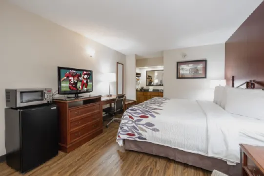 Red Roof Inn & Suites Calhoun فنادق في 