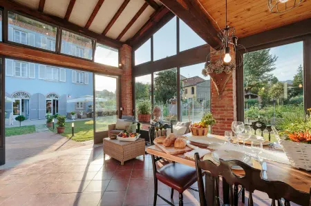 Villa Ricordi in Marlia Отели рядом с достопримечательностью «Parrocchia Dei Ss. Maria Assunta e Jacopo Maggiore di Lammari»