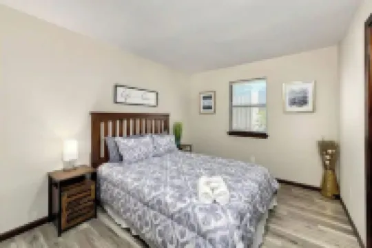 Stylish modern 4/3 family home in Overland Park