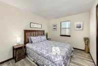 Stylish modern 4/3 family home in Overland Park