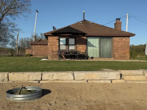 NEW Charming 3-bedroom cottage with Sandy Beach and Great Views Hotels in Delton