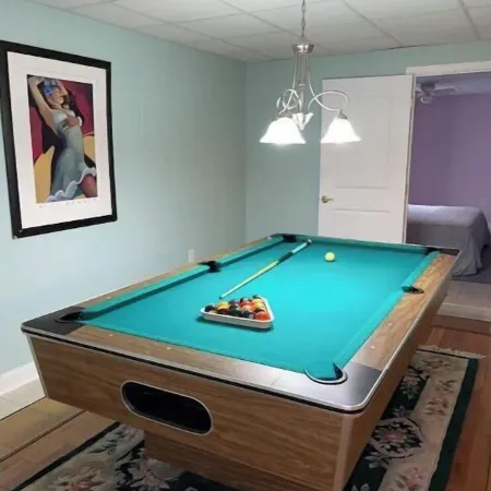 Lakefront 9 bedroom house sleeps 21+