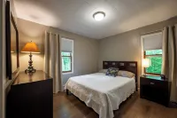 Retreat on a wooded lot within walking distance of downtown! Các khách sạn ở Sister Bay