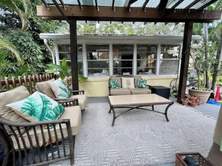 Downtown Tropical Studio Отели в г. Уэст-Палм-Бич