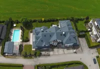 Villa Seekirchen: Exclusive living with private pool and garden for families Các khách sạn ở 