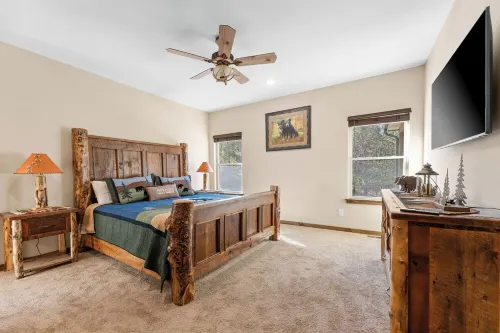 Private Heated year around Endless Swim pool & Hot Tub, Media Theater room NEW!