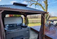 Couples Getaway - Guesthouse/ In-Law Suite with Jacuzzi/Sauna/Pool