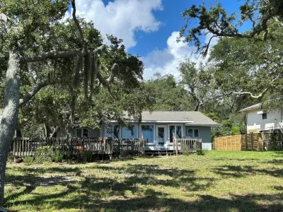 Sunsets & Serenity: Tranquil Waterfront Escape on the Ochlockonee in Panacea Hotels near Mashes Sands Beach