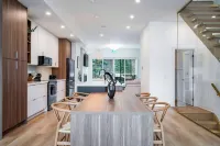 ULTRA LUXURY BLUE ROSE CHALET BUILT IN 2023 HOSTS 12 GUESTS GYM/HOTTUB/GAMES