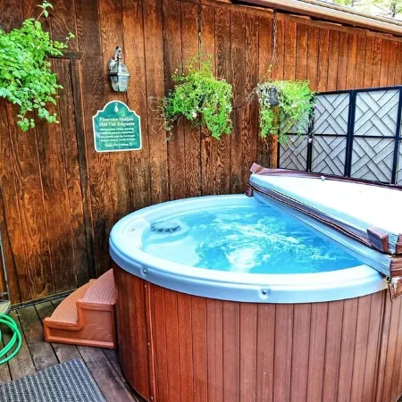 Cozy 3-bedroom cabin in superb Arnold with WiFi and a Spa