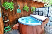 Cozy 3-bedroom cabin in superb Arnold with WiFi and a Spa