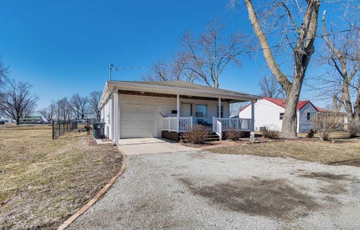 Mins to Local Attractions: Pet Friendly w/ Yard!