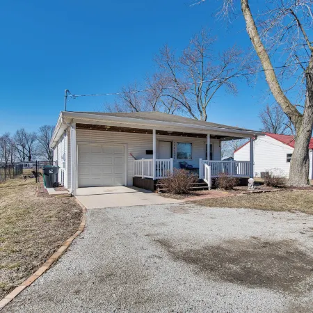 Mins to Local Attractions: Pet Friendly w/ Yard!
