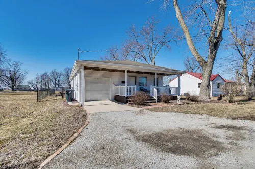 Mins to Local Attractions: Pet Friendly w/ Yard! - Wifi