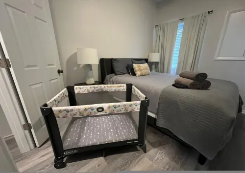 King bed Crystal Lake Mchenry Cary Cozy - 3-Star