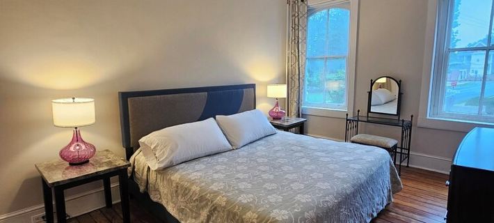 Charming 2-bedroom Baker Park townhome with WiFi, parking and patio in downtown Frederick otelleri