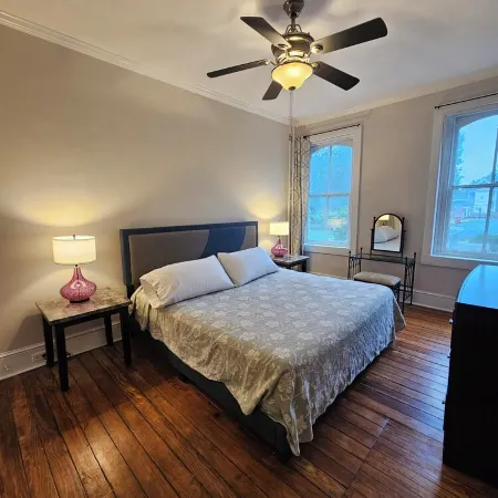 Charming 2-bedroom Baker Park townhome with WiFi, parking and patio in downtown
