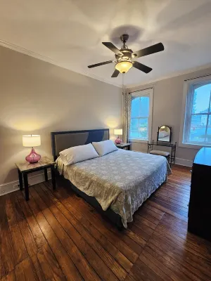 Charming 2-bedroom Baker Park townhome with WiFi, parking and patio in downtown
