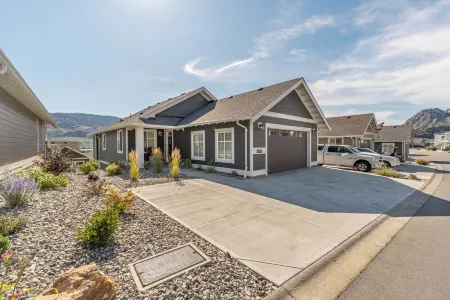 4 bedroom, 4 Bathroom on the LakeEnjoy Beach in Summer, Ski in Winter Отели рядом с достопримечательностью «NK'MIP Cellars»