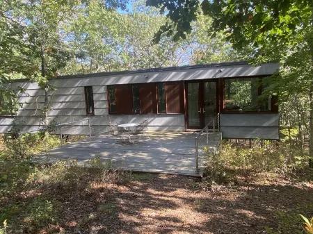 Modernist treehouse nestled in nature w/ access to pvt tennis minutes to ocean. Отели рядом с достопримечательностью «Sag Harbor Historical Museum: The Annie Cooper Boyd House»