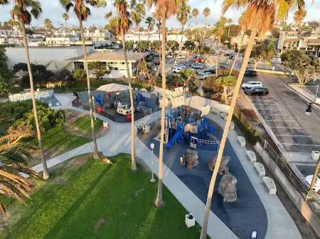 Oceanfront 2 Bed 2 Bath, 2 Parking Spots, Lovely View