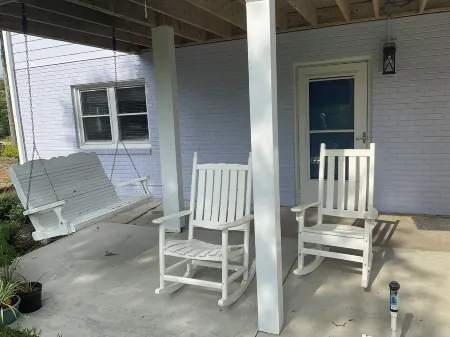 Charming 2-bedroom Oceanside apartment in the heart of Emerald Isle