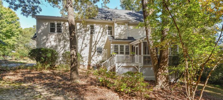 Bright Clayton Home with Screened Deck! Ξενοδοχεία στην πόλη Johnston County