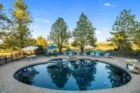Private Pool & Large Deck: Modern Cotati Villa! - Villas