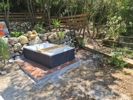 MONKEY MANSION - Luxurious treehouse with outdoor hot tub