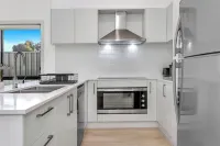 Modern 4-bedroom Costal Retreat - Minutes from Aldinga's Drive on Beach