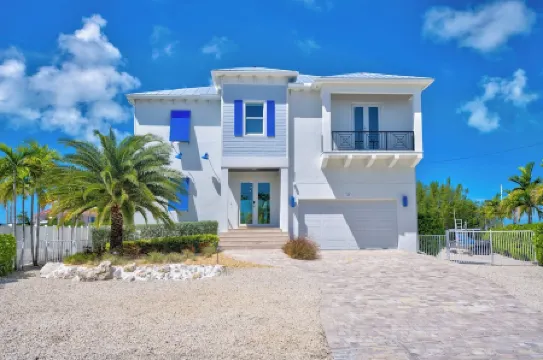 Modern luxury combined with incomparable boating, perfect pool home getaway!