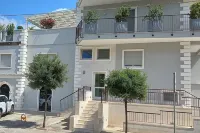 Central Apartment with three bedrooms and parking