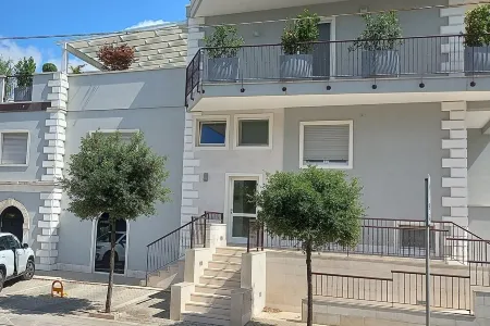 Central Apartment with three bedrooms and parking