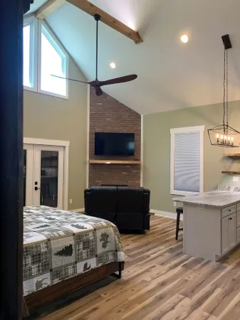 Charming studio in beautiful Hendersonville with AC, WiFi, hot tub & gated Отели в г. Баркер Хайтс