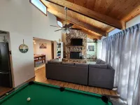 New Cozy 3-Bed Cabin in Oakhurst! AC, Arcade games, Pet-Friendly, Near Yosemite!