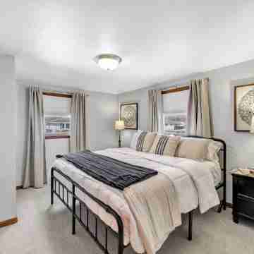 Lambeau Lodge near the heart of Titletown District, Green Bay Rooms