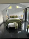 Spacious 4-bedroom Modern Architecture Cozy Getaway with Fitness Room, WiFi Hotels in Bristol