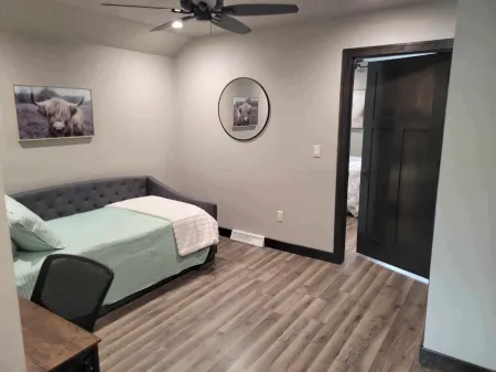 NFL Draft - 2-bedroom condo in Kaukauna with 20Min from Lambeau Field