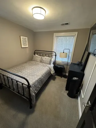 Charming 2-bedroom, 2-bathroom house in peaceful Mount Rainier.