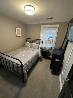 Charming 2-bedroom, 2-bathroom house in peaceful Mount Rainier. Hotels in Chillum