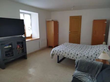 Studio in the heart of Seyne's citadel ski village and lake. Отели рядом с достопримечательностью «Lac du Lauzet-Ubaye»